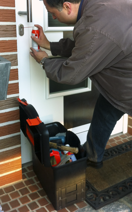 Monteur für Schlüsseldienst Osnabrück bei der Arbeit Monteur für Schlüsseldienst Osnabrück bei der Arbeit